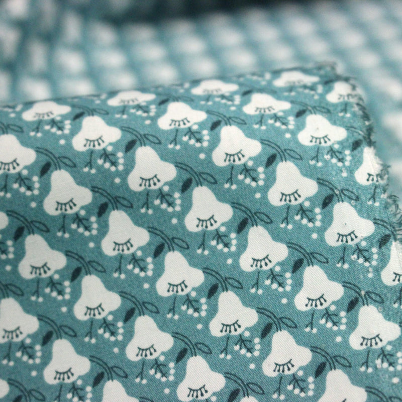 Tissu popeline coton, fleurs stylisées vert céladon et blanc - tissuspipi.com