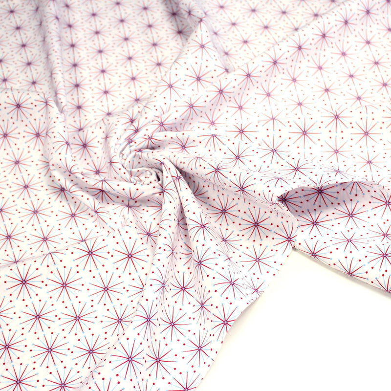 Tissu de Noël cotonnade aux étoiles bleu ciel et rouges, fond blanc - tissuspipi.com