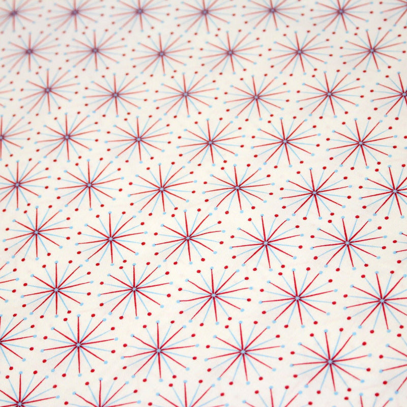 Tissu de Noël cotonnade aux étoiles bleu ciel et rouges, fond blanc - tissuspipi.com