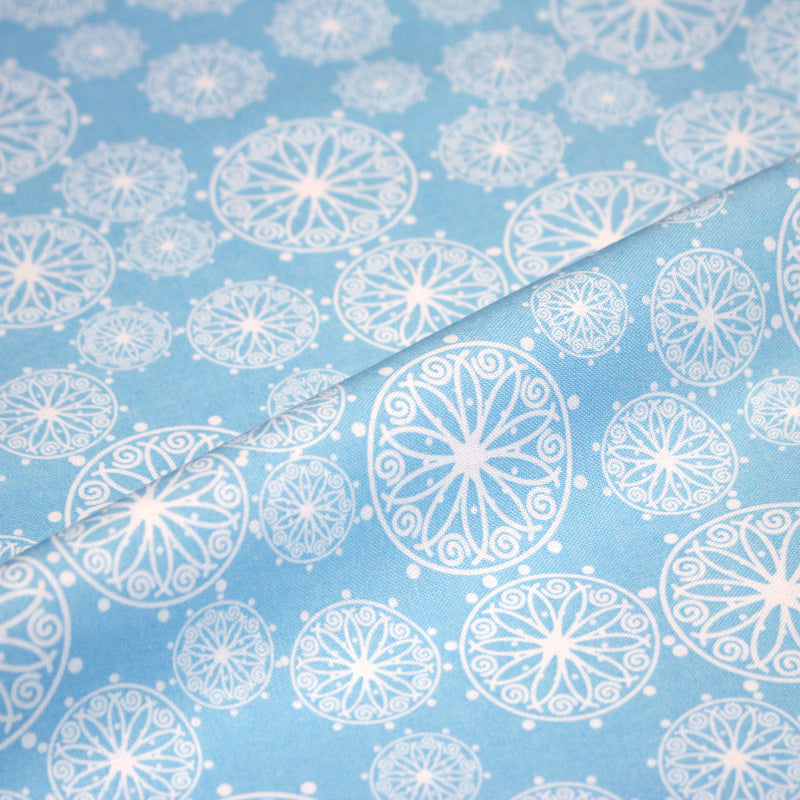 Tissu de Noël cotonnade bleu ciel aux rosaces blanches - tissuspipi.com