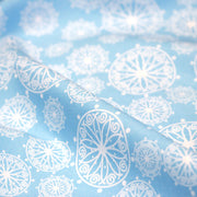 Tissu de Noël cotonnade bleu ciel aux rosaces blanches - tissuspipi.com