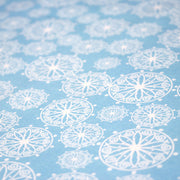 Tissu de Noël cotonnade bleu ciel aux rosaces blanches - tissuspipi.com
