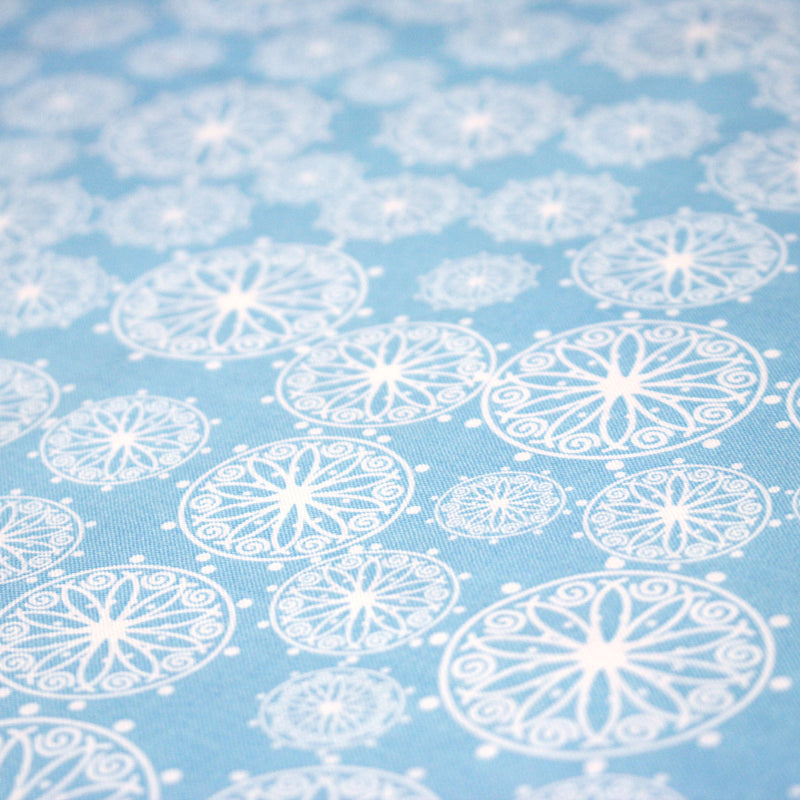 Tissu de Noël cotonnade bleu ciel aux rosaces blanches - tissuspipi.com