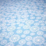 Tissu de Noël cotonnade bleu ciel aux rosaces blanches - tissuspipi.com