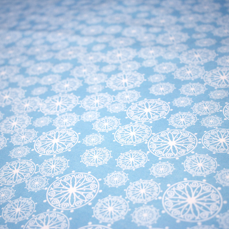 Tissu de Noël cotonnade bleu ciel aux rosaces blanches - tissuspipi.com