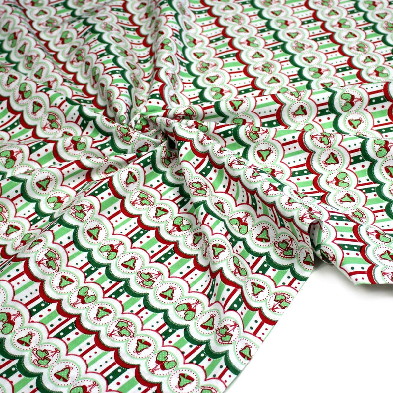 Tissu de Noël cotonnade blanc rouge vert aux cloches, gants et patins à glace sur fond rayé - tissuspipi.com