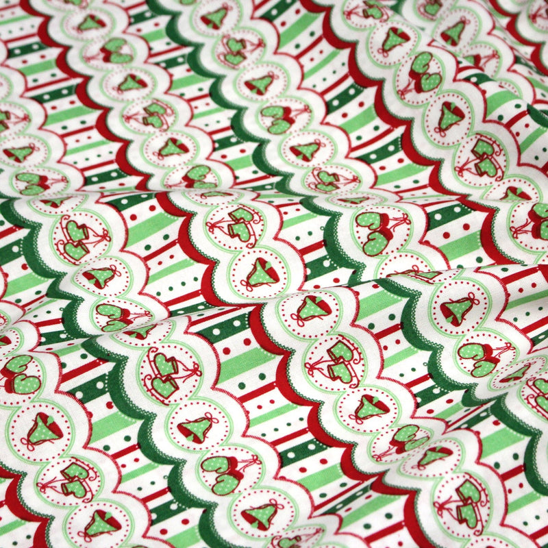 Tissu de Noël cotonnade blanc rouge vert aux cloches, gants et patins à glace sur fond rayé - tissuspipi.com