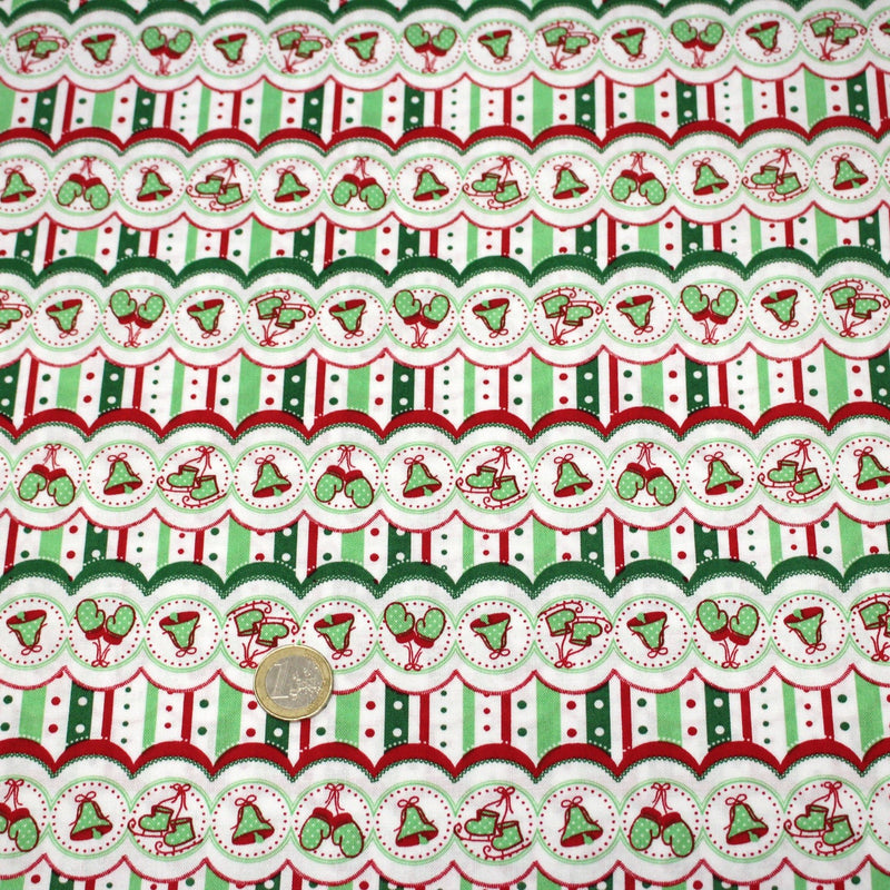 Tissu de Noël cotonnade blanc rouge vert aux cloches, gants et patins à glace sur fond rayé - tissuspipi.com