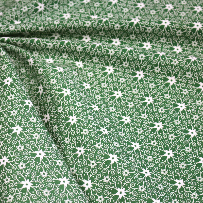 Tissu de Noël cotonnade vert aux motifs géométriques blancs de Noël - tissuspipi.com