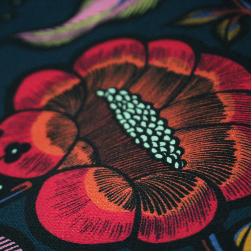 Tissu demi natté INDIENNES fleuri 100% coton, fond bleu pétrole - Collection Thevenon - tissuspipi.com