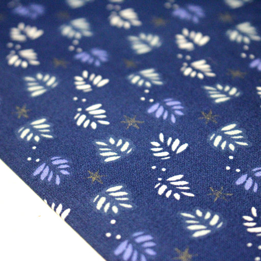 Tissu de Noël cotonnade bleu aux sapins blancs & blancs, étoiles grises - STANDARD 100 OEKO - TEX - tissuspipi.com