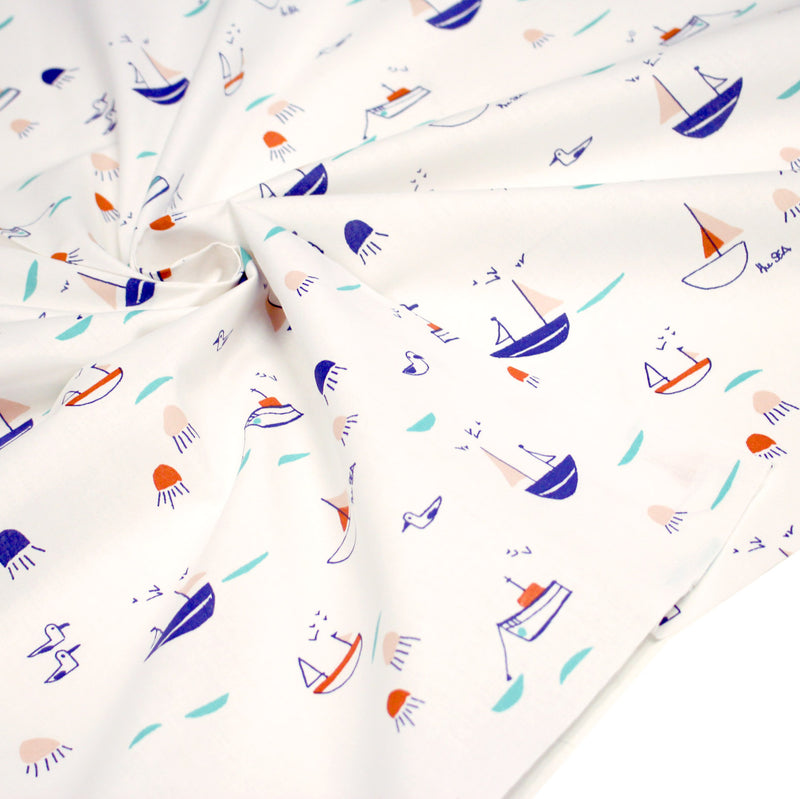 Tissu cotonnade blanc aux petits bateaux bleus et oranges - STANDARD 100 OEKO - TEX - tissuspipi.com