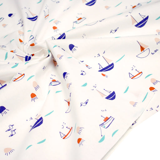 Tissu cotonnade blanc aux petits bateaux bleus et oranges - STANDARD 100 OEKO - TEX - tissuspipi.com