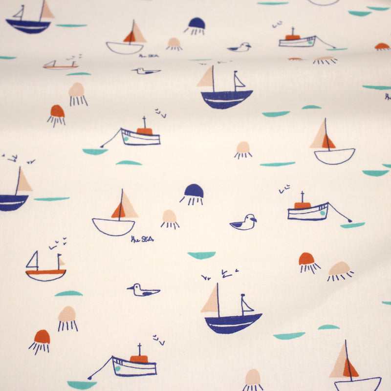Tissu cotonnade blanc aux petits bateaux bleus et oranges - STANDARD 100 OEKO - TEX - tissuspipi.com