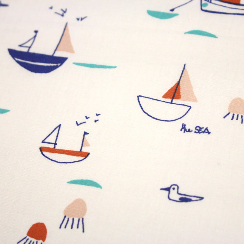 Tissu cotonnade blanc aux petits bateaux bleus et oranges - STANDARD 100 OEKO - TEX - tissuspipi.com