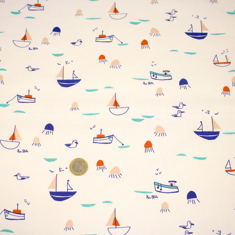 Tissu cotonnade blanc aux petits bateaux bleus et oranges - STANDARD 100 OEKO - TEX - tissuspipi.com