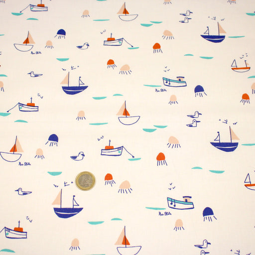 Tissu cotonnade blanc aux petits bateaux bleus et oranges - STANDARD 100 OEKO - TEX - tissuspipi.com