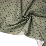 Tissu popeline coton aux petites voitures ancienne, fond vert kaki - tissuspipi.com