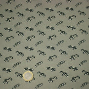 Tissu popeline coton aux petites voitures ancienne, fond vert kaki - tissuspipi.com