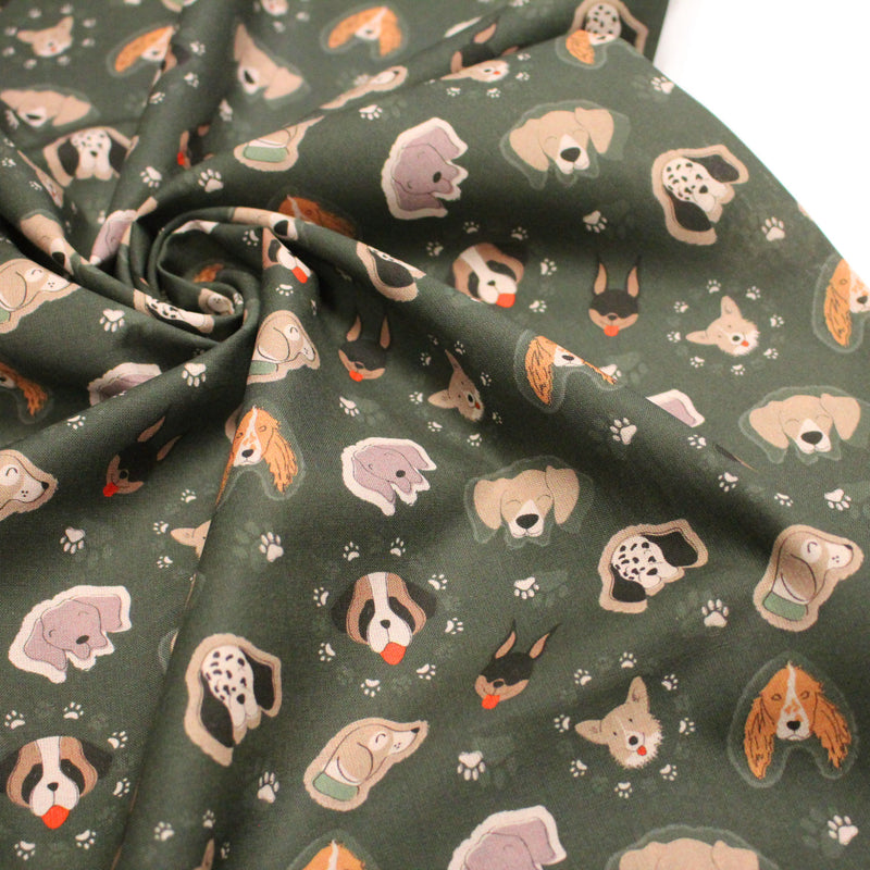 Tissu cotonnade vert anglais aux têtes de jolis chiens, collection AUTOMNE - STANDARD 100 OEKO - TEX - tissuspipi.com