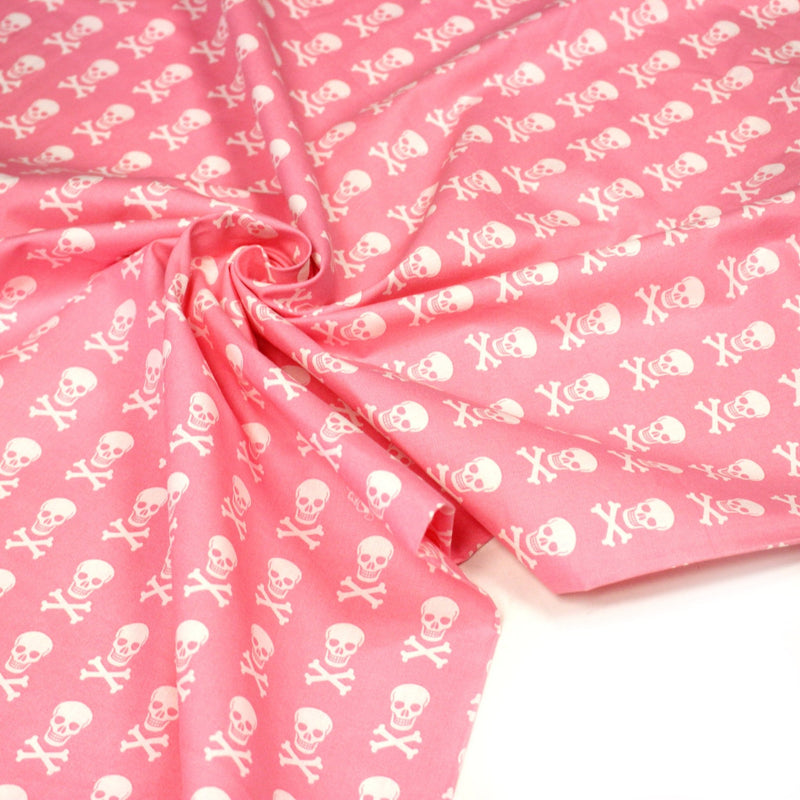 Tissu popeline coton enfant, les têtes de pirate blanc, fond rose - tissuspipi.com