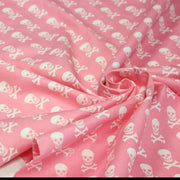 Tissu popeline coton enfant, les têtes de pirate blanc, fond rose - tissuspipi.com
