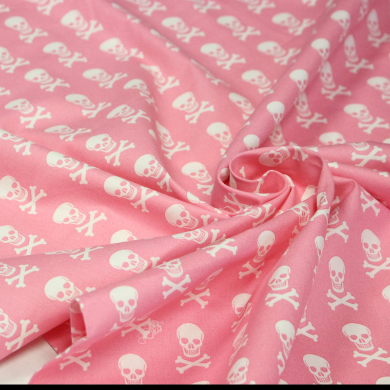 Tissu popeline coton enfant, les têtes de pirate blanc, fond rose - tissuspipi.com