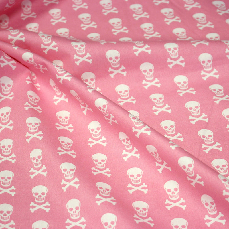 Tissu popeline coton enfant, les têtes de pirate blanc, fond rose - tissuspipi.com