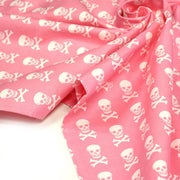 Tissu popeline coton enfant, les têtes de pirate blanc, fond rose - tissuspipi.com