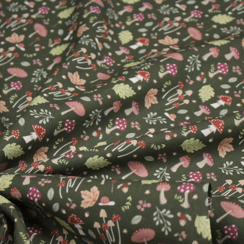 Tissu cotonnade, vert anglais aux champignons et feuilles multicolores, collection AUTOMNE - STANDARD 100 OEKO - TEX - tissuspipi.com