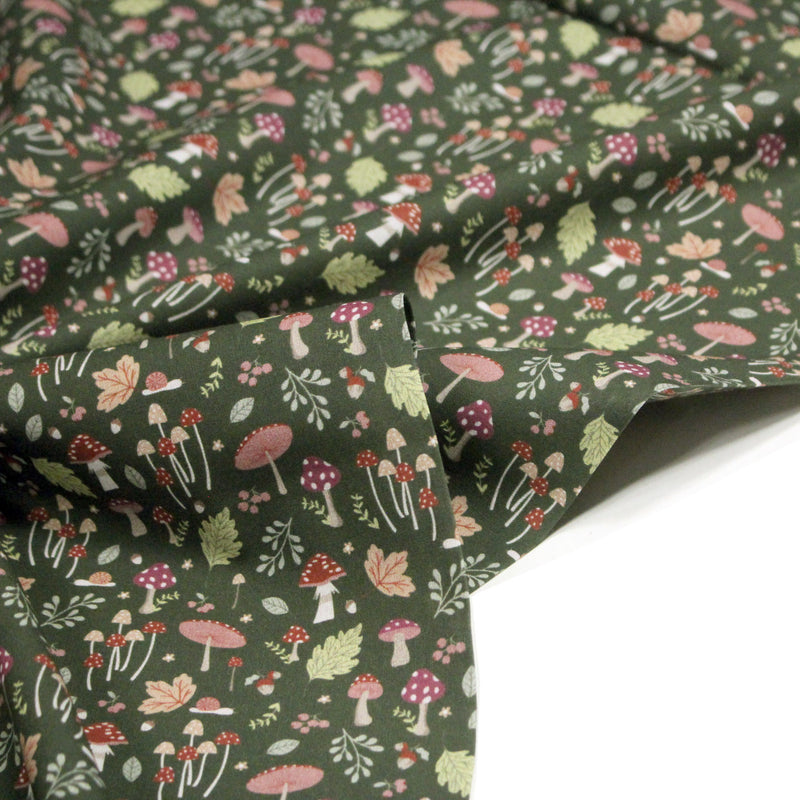 Tissu cotonnade, vert anglais aux champignons et feuilles multicolores, collection AUTOMNE - STANDARD 100 OEKO - TEX - tissuspipi.com