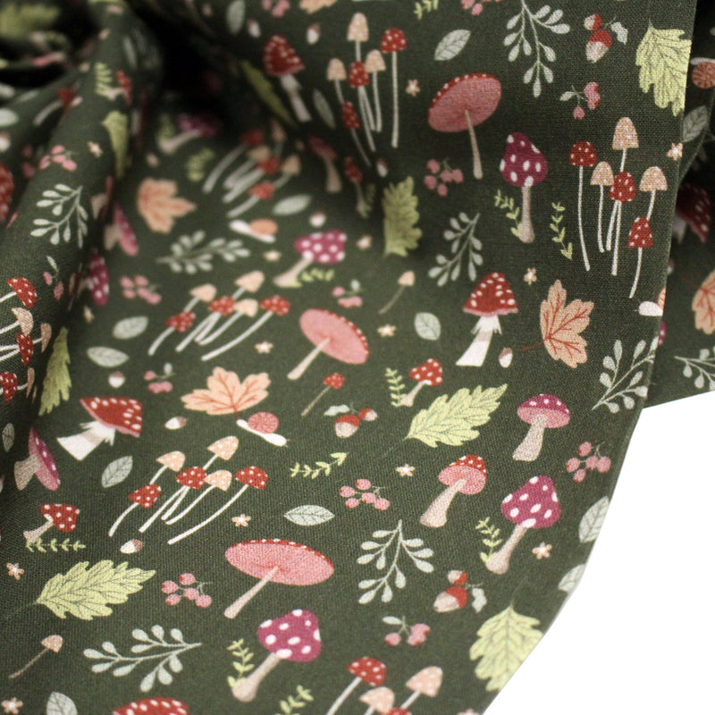 Tissu cotonnade, vert anglais aux champignons et feuilles multicolores, collection AUTOMNE - STANDARD 100 OEKO - TEX - tissuspipi.com