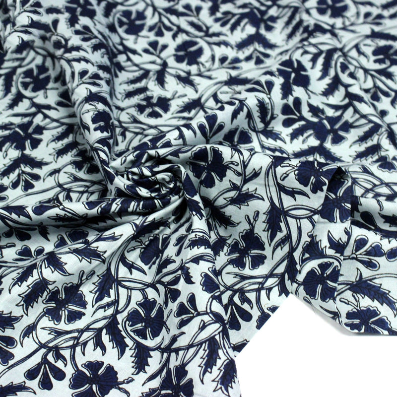 Tissu coton fin imprimé INDIENNE bleu ciel aux fleurs traditionnelles indiennes bleu Prusse - tissuspipi.com