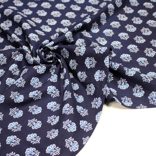 Tissu coton fin imprimé INDIENNES, bleu marine aux fleurs blanches et bleues - STANDARD 100 OEKO - TEX - tissuspipi.com