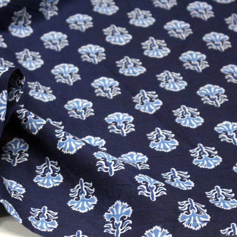 Tissu coton fin imprimé INDIENNES, bleu marine aux fleurs blanches et bleues - STANDARD 100 OEKO - TEX - tissuspipi.com