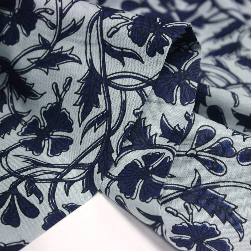 Tissu coton fin imprimé INDIENNE bleu ciel aux fleurs traditionnelles indiennes bleu Prusse - tissuspipi.com