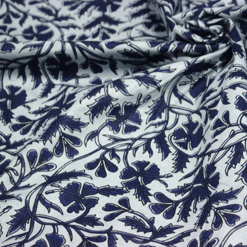 Tissu coton fin imprimé INDIENNE bleu ciel aux fleurs traditionnelles indiennes bleu Prusse - tissuspipi.com