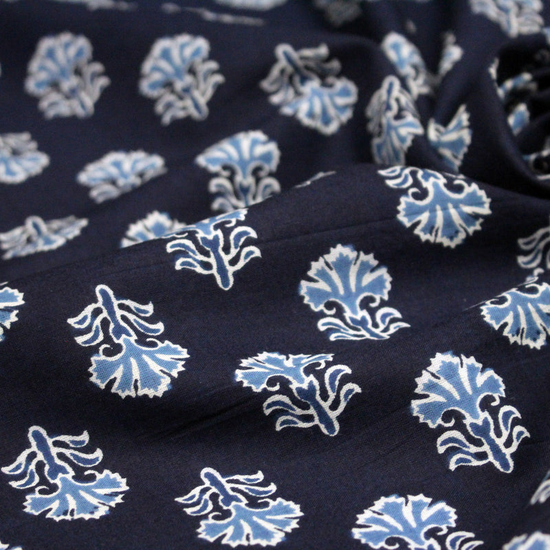 Tissu coton fin imprimé INDIENNES, bleu marine aux fleurs blanches et bleues - STANDARD 100 OEKO - TEX - tissuspipi.com