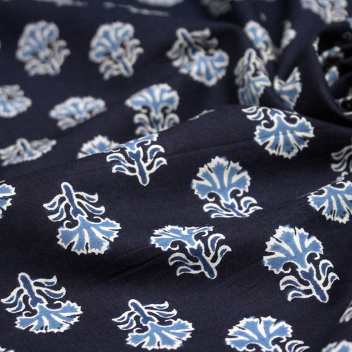 Tissu coton fin imprimé INDIENNES, bleu marine aux fleurs blanches et bleues - STANDARD 100 OEKO - TEX - tissuspipi.com