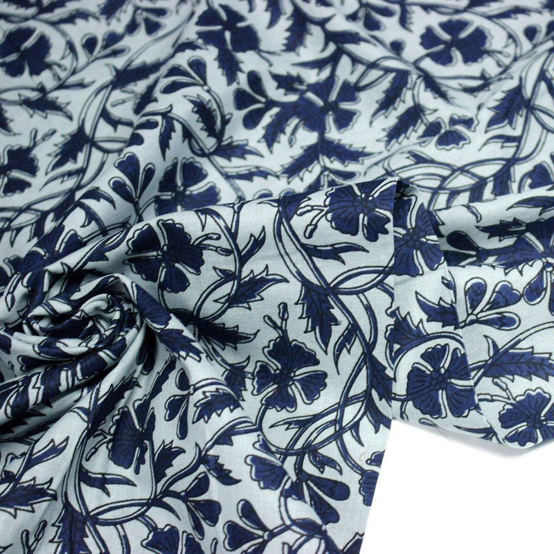 Tissu coton fin imprimé INDIENNE bleu ciel aux fleurs traditionnelles indiennes bleu Prusse - tissuspipi.com