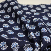 Tissu coton fin imprimé INDIENNES, bleu marine aux fleurs blanches et bleues - STANDARD 100 OEKO - TEX - tissuspipi.com