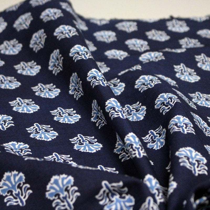 Tissu coton fin imprimé INDIENNES, bleu marine aux fleurs blanches et bleues - STANDARD 100 OEKO - TEX - tissuspipi.com