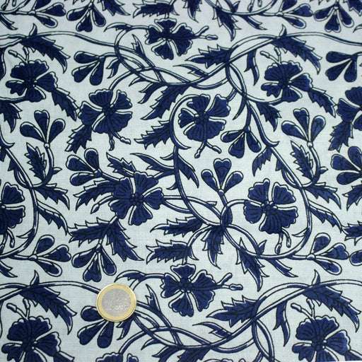 Tissu coton fin imprimé INDIENNE bleu ciel aux fleurs traditionnelles indiennes bleu Prusse - tissuspipi.com