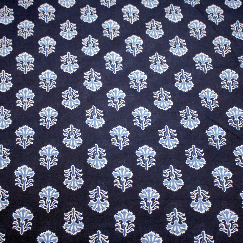 Tissu coton fin imprimé INDIENNES, bleu marine aux fleurs blanches et bleues - STANDARD 100 OEKO - TEX - tissuspipi.com