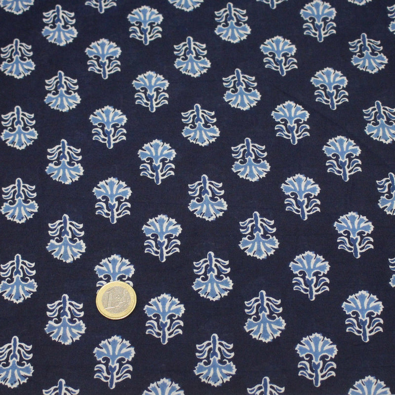 Tissu coton fin imprimé INDIENNES, bleu marine aux fleurs blanches et bleues - STANDARD 100 OEKO - TEX - tissuspipi.com