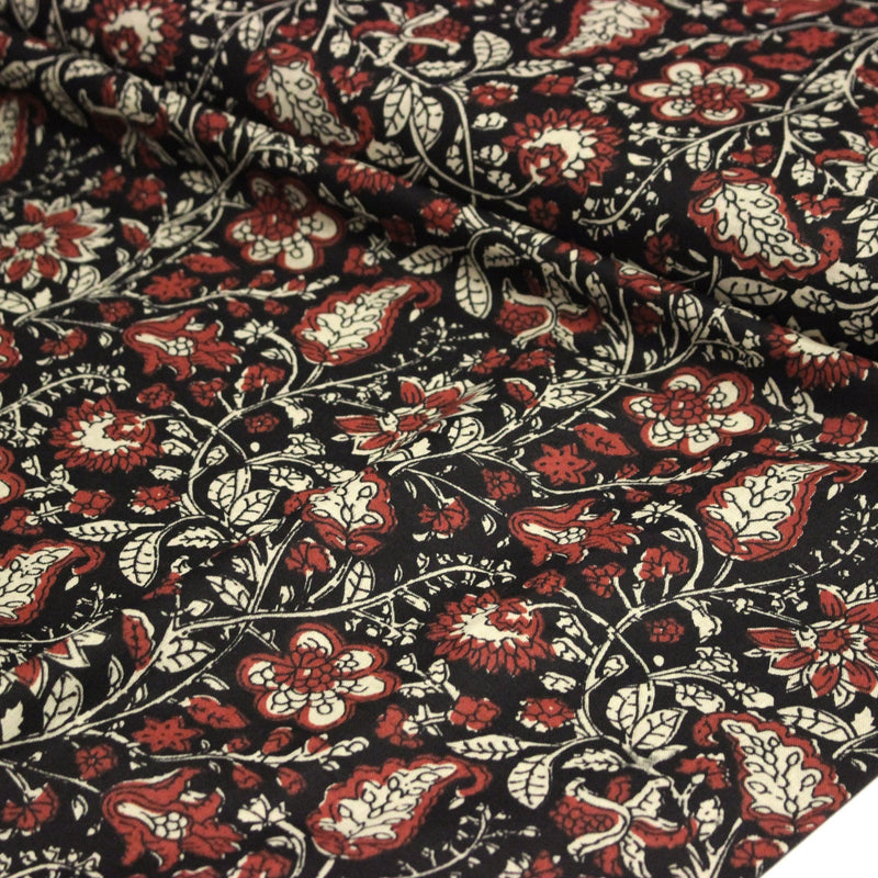 Tissu coton fin imprimé INDIENNES noir aux fleurs traditionnelles indiennes rouges et écrues - tissuspipi.com