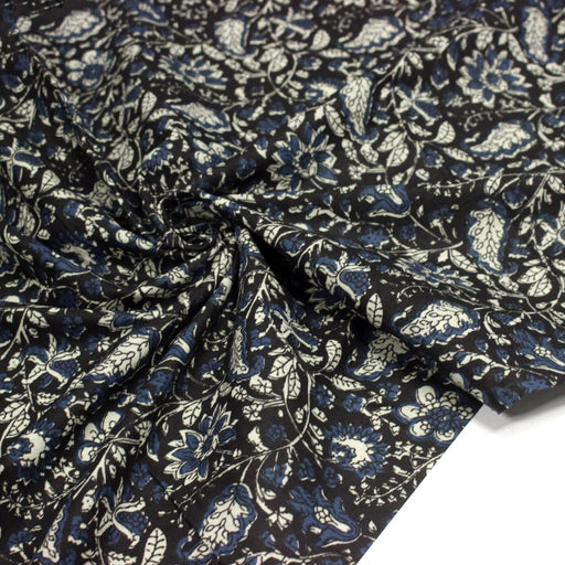 Tissu coton fin imprimé INDIENNES noir aux fleurs traditionnelles indiennes écrues et bleu Prusse - tissuspipi.com