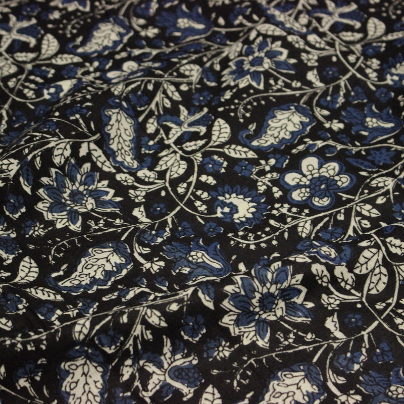 Tissu coton fin imprimé INDIENNES noir aux fleurs traditionnelles indiennes écrues et bleu Prusse - tissuspipi.com