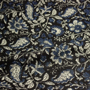Tissu coton fin imprimé INDIENNES noir aux fleurs traditionnelles indiennes écrues et bleu Prusse - tissuspipi.com