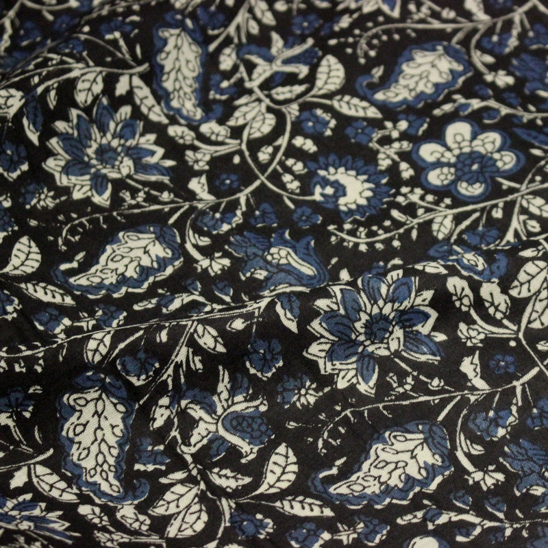 Tissu coton fin imprimé INDIENNES noir aux fleurs traditionnelles indiennes écrues et bleu Prusse - tissuspipi.com
